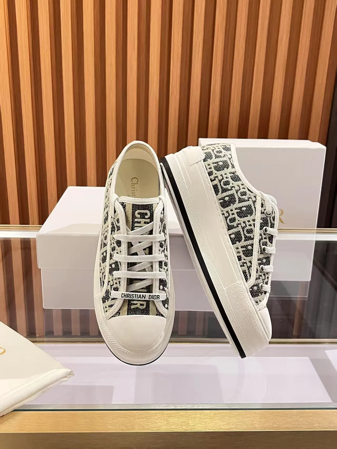 👟👟Ex-factory price 520👟👟 Walk‘n’Dior embroidered mid-top casual shoes are new in 2025. On the fashion stage, Dior embroidered shoes are the well-deserved protagonist. Delicate stitching is used on the upper, every stitch is devoted to the craftsman's efforts, and every thread is woven with artistic poetry. From complex floral patterns to smart geometric textures, embroidery is like the magic that gives shoes life, allowing them to show dynamic beauty even in static conditions.   Wearing Dior embroidered shoes feels like stepping into a dream world full of art. It is not only a pair of shoes, but also a walking piece of art that perfectly integrates fashion and culture. Whether you are strolling on the bustling city streets or attending important social occasions, Dior embroidered shoes can add unique charm to your style and become the focus of everyone's attention.   Choosing Dior embroidered shoes means choosing a persistent pursuit of quality and a unique understanding of fashion. Let it accompany you through every wonderful moment and leave your own fashion mark.  Material: Sheepskin lining, feet, silk cowhide, size 35-41, heel height 5cm